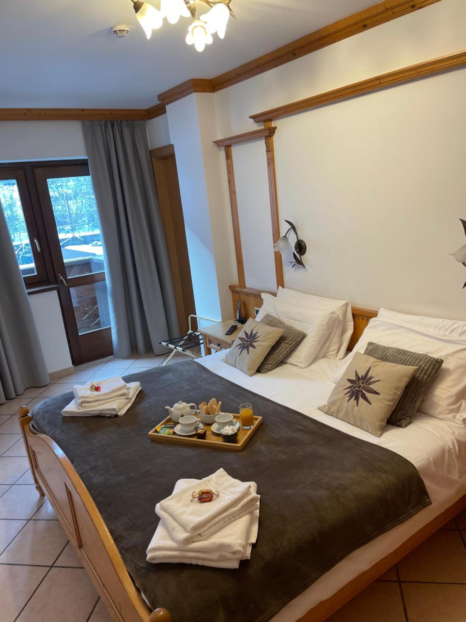 Hotel Valle Verde - Rent Ski & Bike 塔尔维西奥 外观 照片