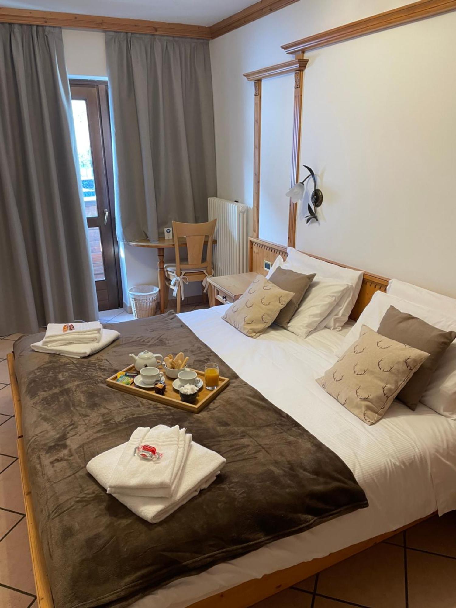 Hotel Valle Verde - Rent Ski & Bike 塔尔维西奥 外观 照片